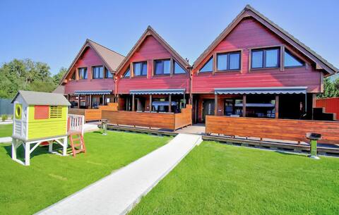 Beautiful home in Mielenko with WiFi