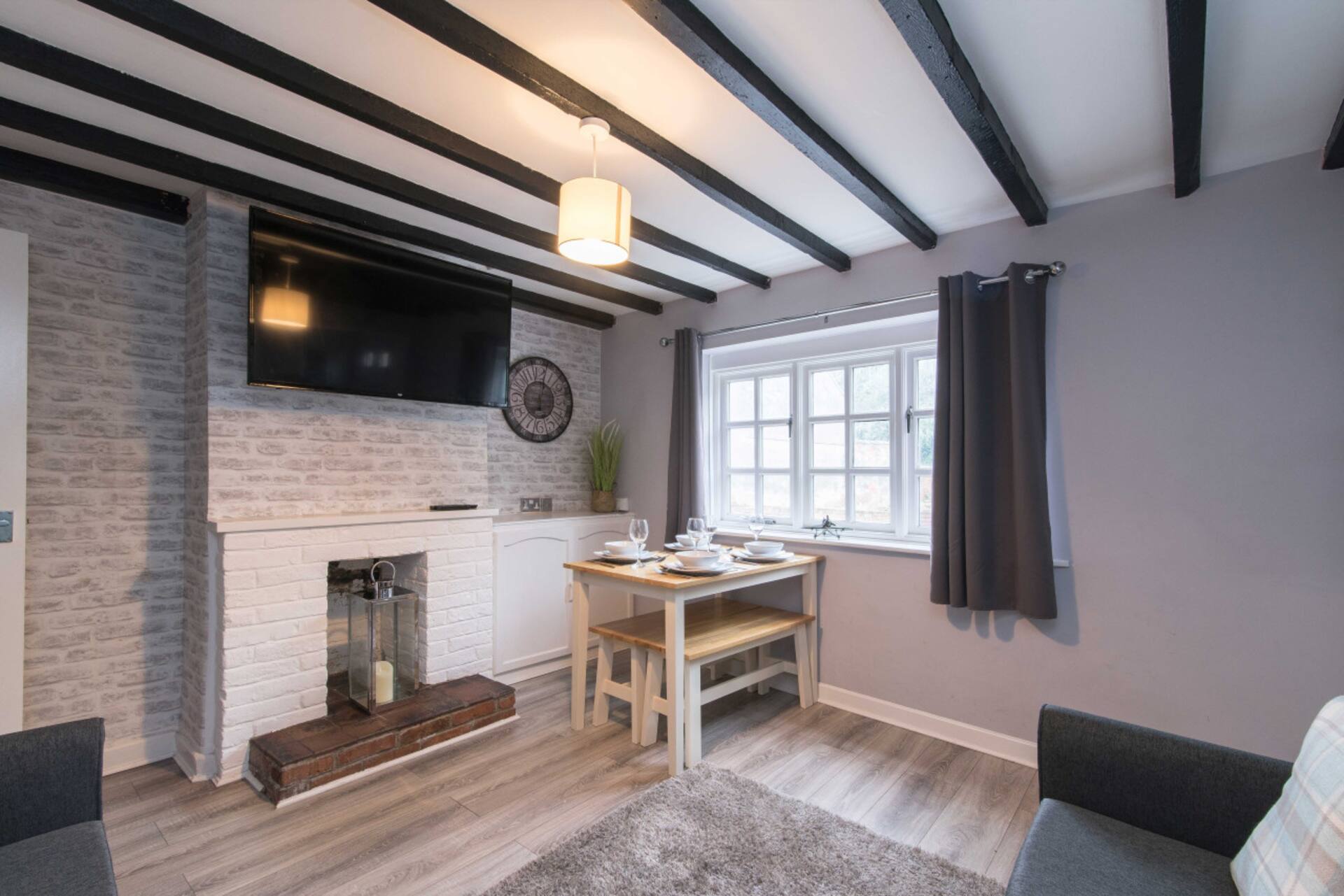 Lovely 3 bed Home- Airport Stay