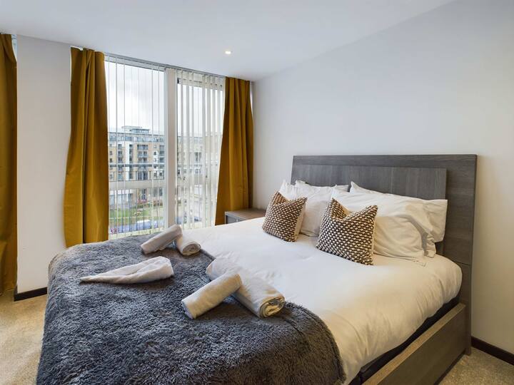 Chambre confortable avec une grande fenêtre pour la lumière naturelle et une télévision pour votre divertissement.
