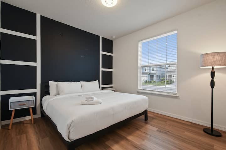 现代时尚的卧室，配备加大双人床，自然采光，氛围温馨。