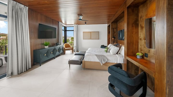 Master Bedroom  - King Size Bed - Balcony Access w/ a View!