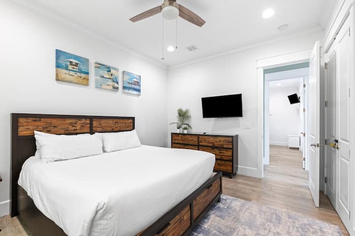 King Suite with All The Right Beachy Feels, Sleeps 2