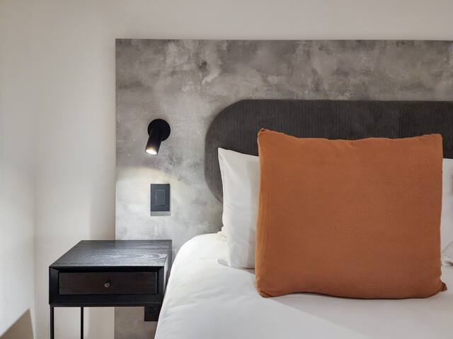 Stunning 2 Bed with Pool & Views in Station House gallery image 5