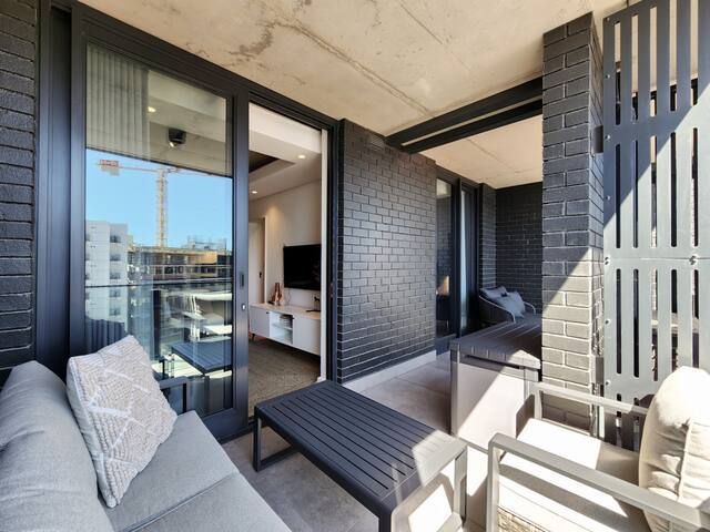 Stunning 2 Bed with Pool & Views in Station House gallery image 2