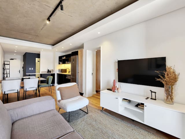 Stunning 2 Bed with Pool & Views in Station House