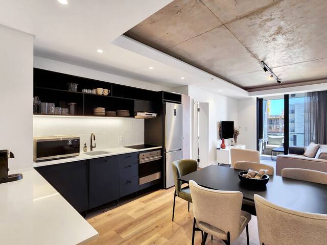 Stunning 2 Bed with Pool & Views in Station House gallery image 4