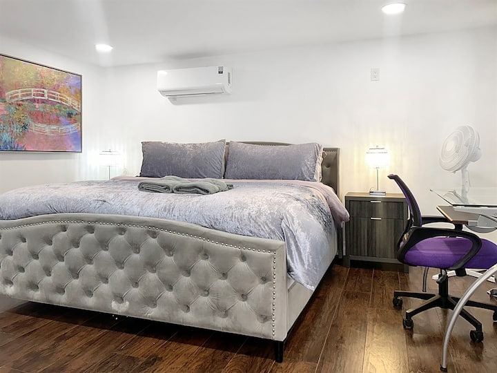 Mjeshtri i katit përdhes: krevat dopio "king", dollap, tavolinë pune, printim monet dhe abazhurë me USB.