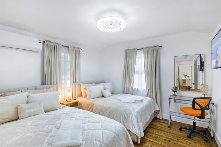 Dhomë gjumi me 2 krevate të plotë, dollap me hapësirë të bollshme dhe televizor inteligjent për argëtim.