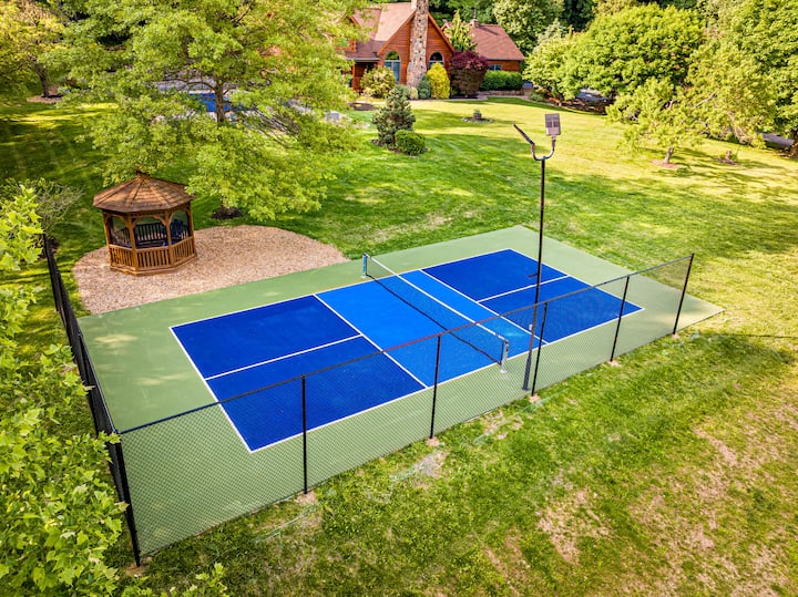 Pool, Hot Tub, New Game Room, Indoor Pickleball - Cabins for Rent