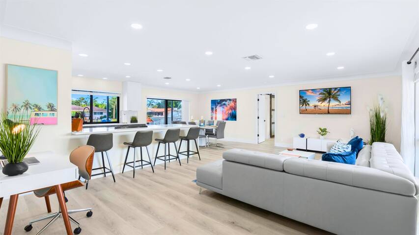 Waterfront | Boat Rental | Heated Pool | Sleeps 8 gallery image 5