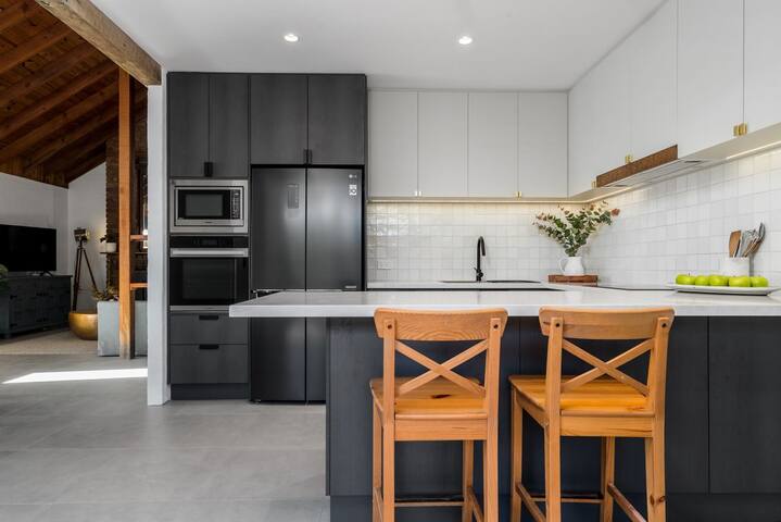 The Kat, Beachfront Bliss by Belle Escapes gallery image 3