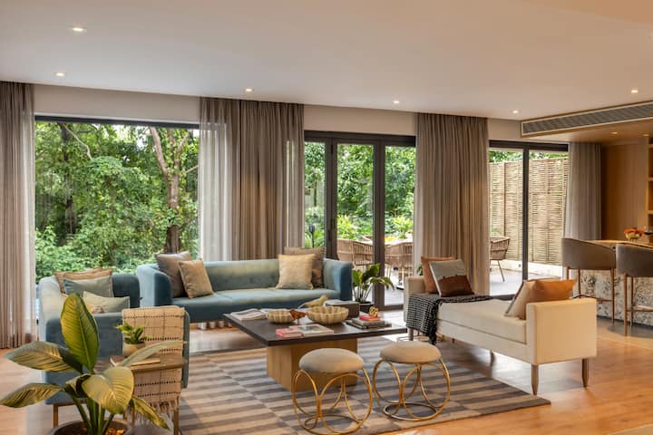 Rooms: Living area