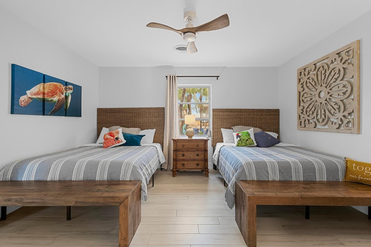 חדר שינה מס' 3 עם 2 קווין סייז, ארון וחדר רחצה צמוד 3/4.