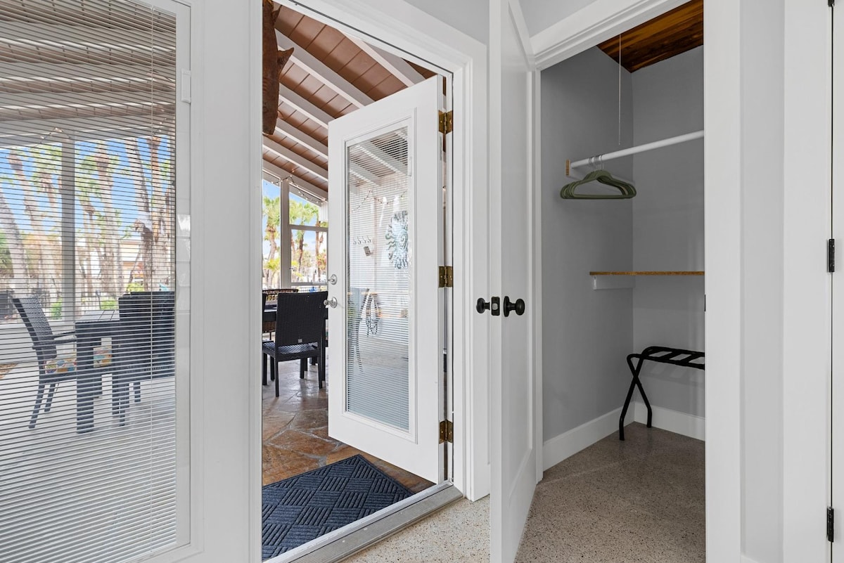 סוויטה ראשית פרטית (עם אמבטיה מלאה) מובילה למרפסת, ולאחר מכן דרך הבית הראשי