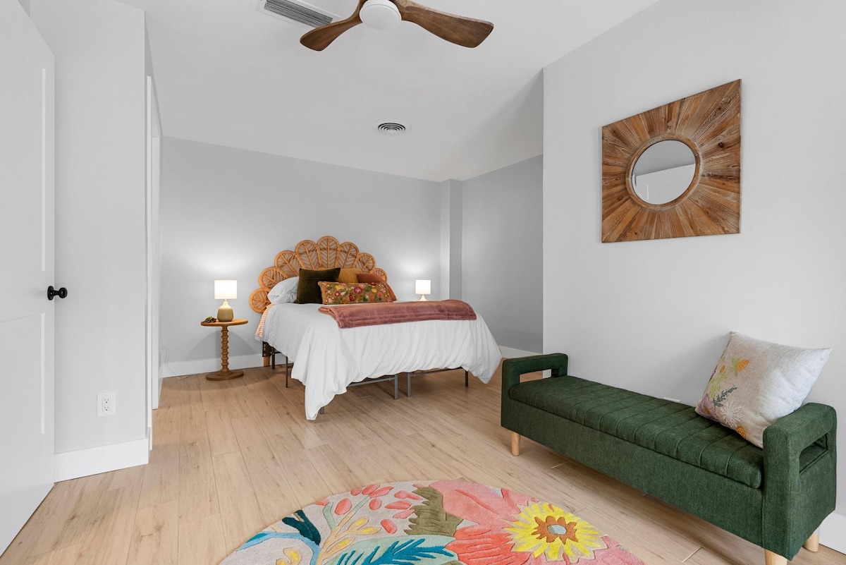 חדר שינה מס '2 עם מיטת קווין סייז, פינת ישיבה ואמבטיה 3/4 (מקלחת, ללא אמבטיה).  גם לזה יש את המרחק הקצר ביותר לקפה בבוקר.