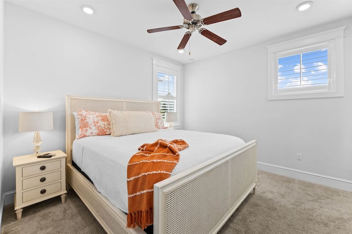 Acogedora cama tamaño king.