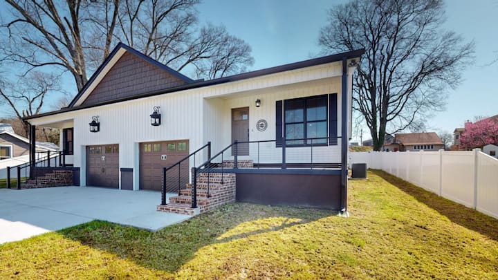 6bd, 4ba duplex -walk downtown+W/D+fenced backyard