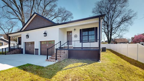 6bd, 4ba duplex -walk downtown+W/D+fenced backyard