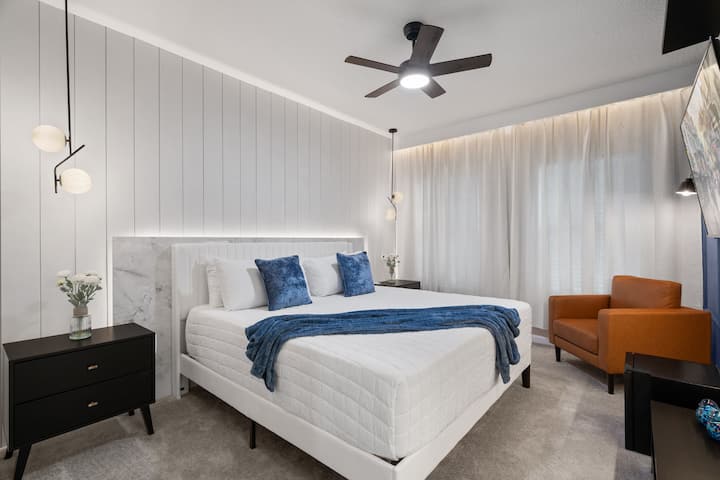 סוויטת הורים: מיטת קינג סייז עם טלוויזיה (למעלה)