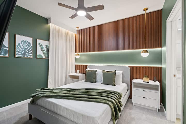 חדר שינה מס '4: מיטת קווין סייז עם טלוויזיה (למעלה בסוויטה)