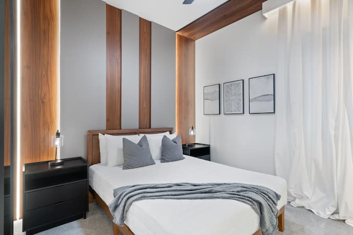 חדר שינה מס '1: מיטת קווין סייז עם טלוויזיה (למטה)