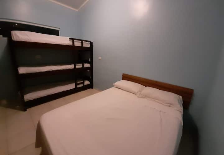 O quarto é equipado com um triliche totalmente confortável
