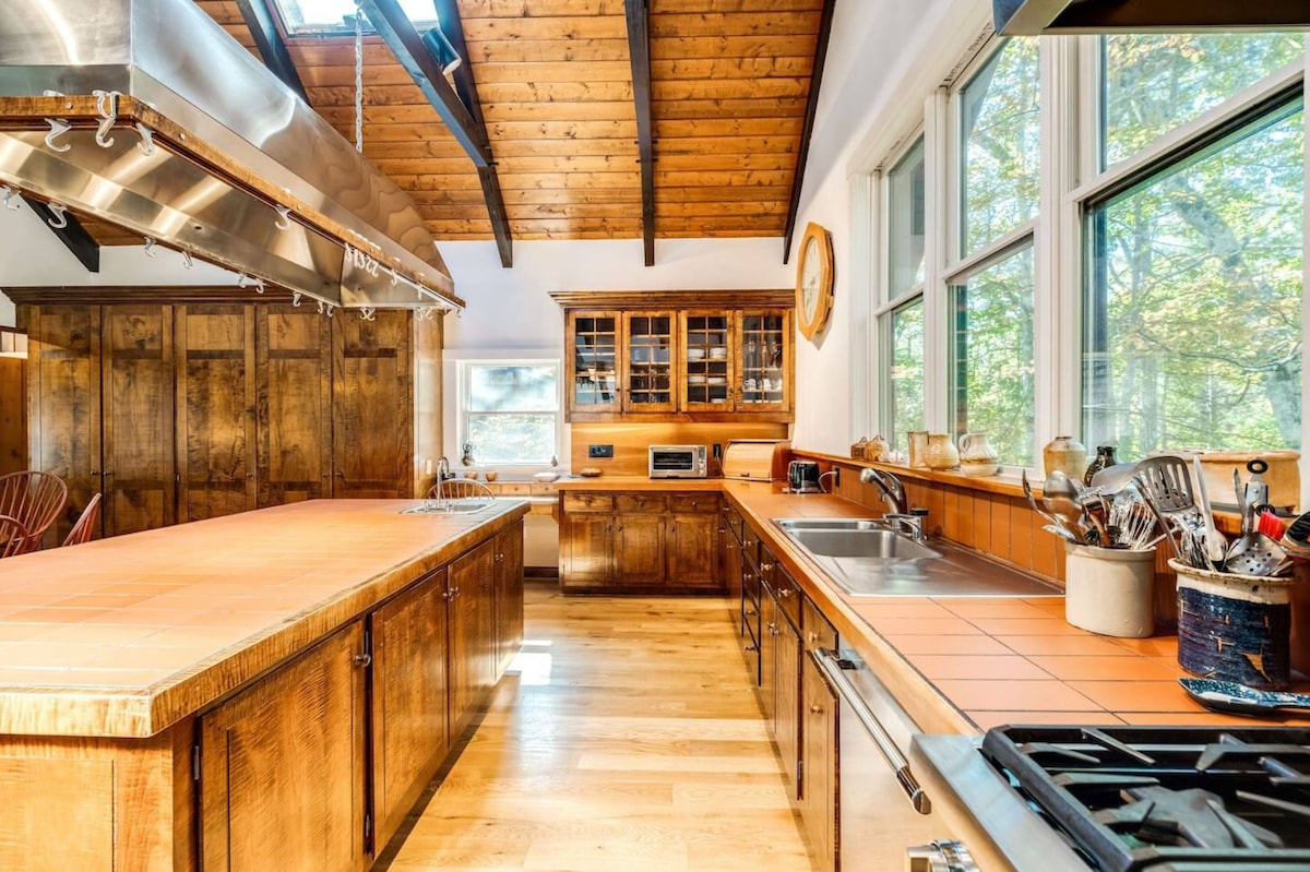 Top performing Airbnb: Berkshires Estate w/Heated Pool by Evergreen Home in Great Barrington