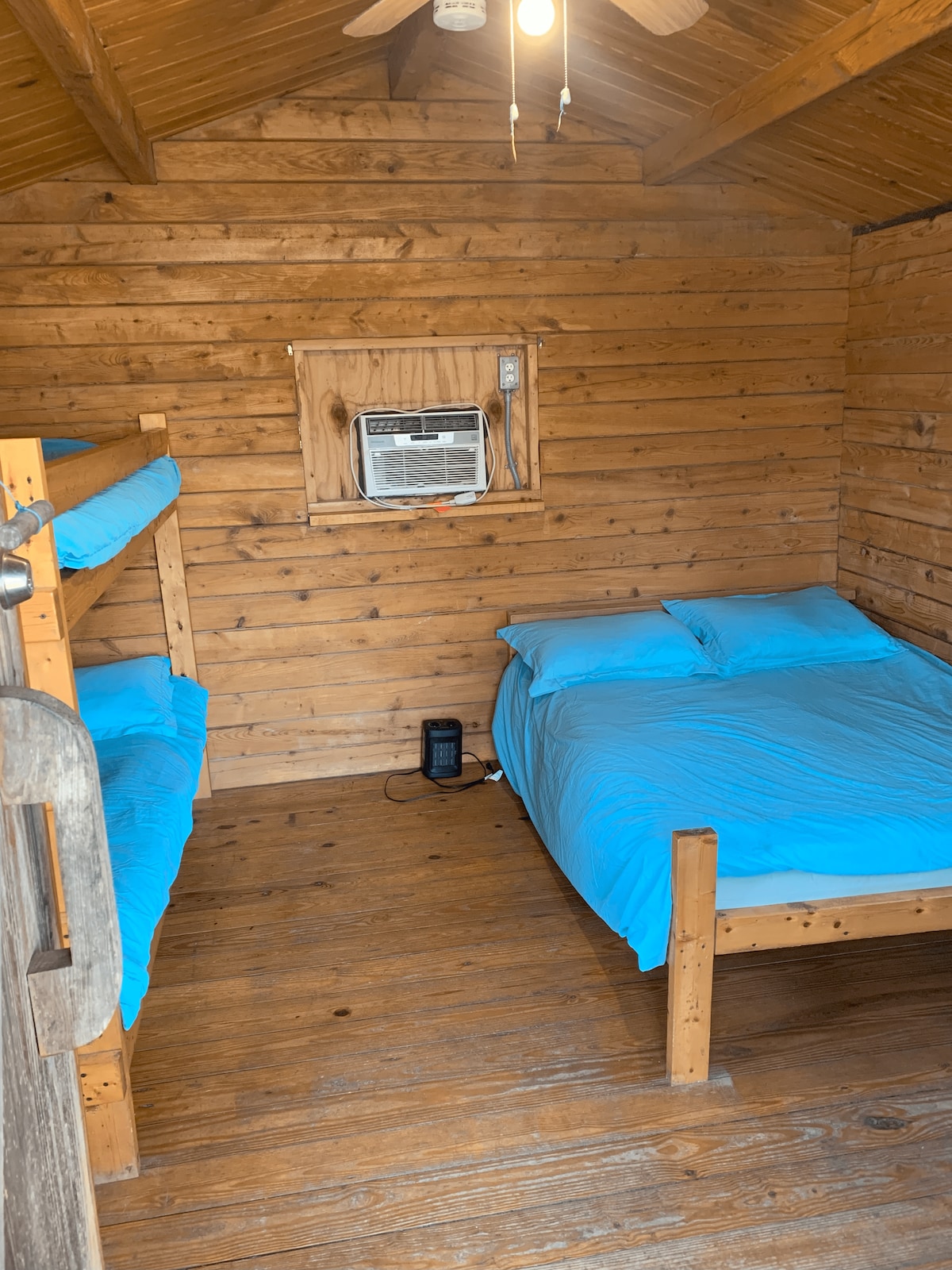 Disposición de las camas: 1 cama completa, 1 litera doble