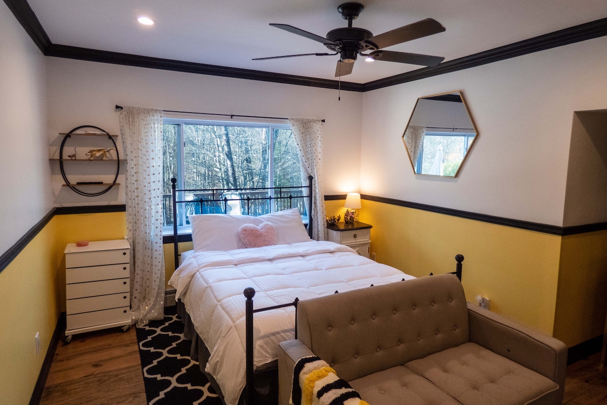 Chumba cha kulala cha ngazi ya juu kilicho na kitanda cha malkia.