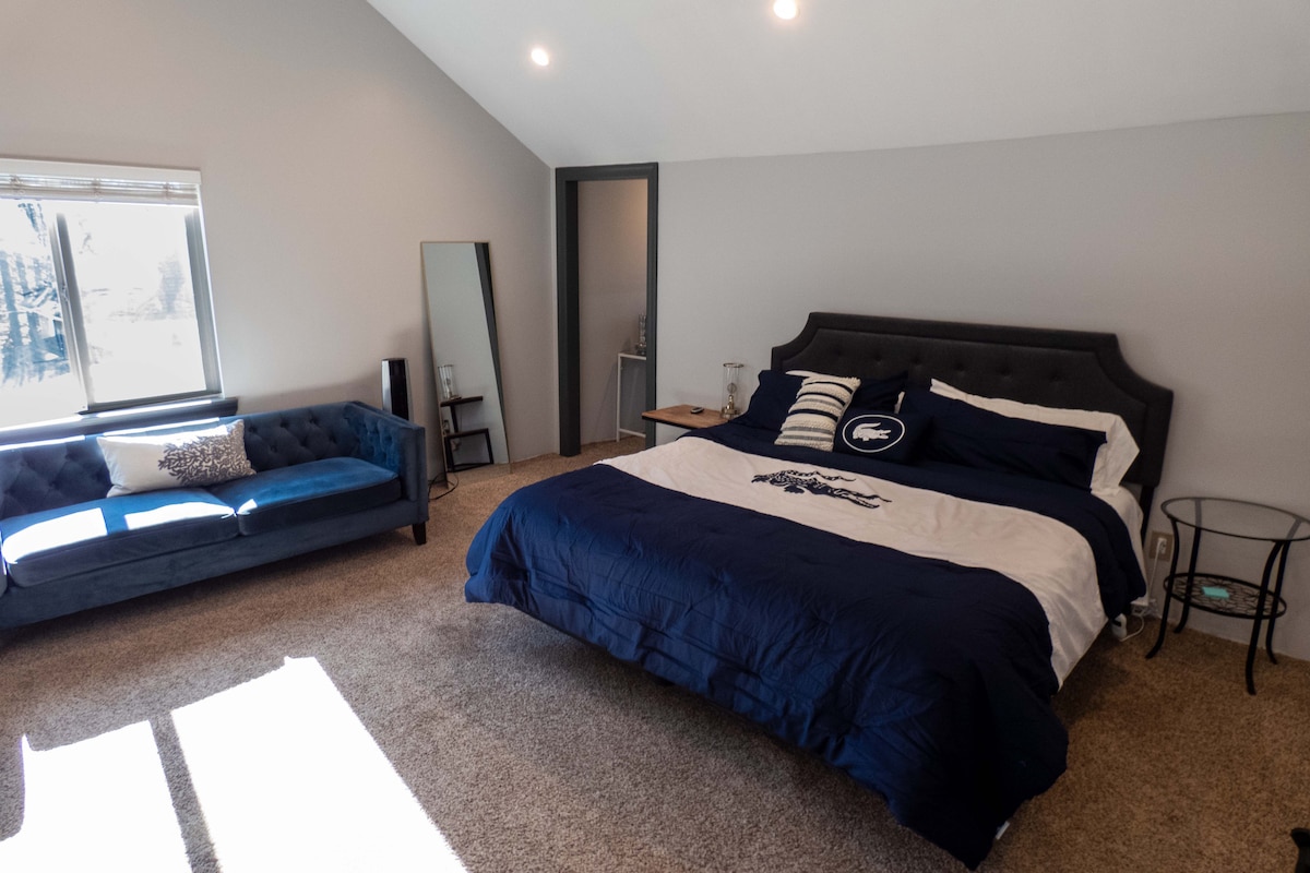 Kitanda aina ya King katika chumba kikuu.