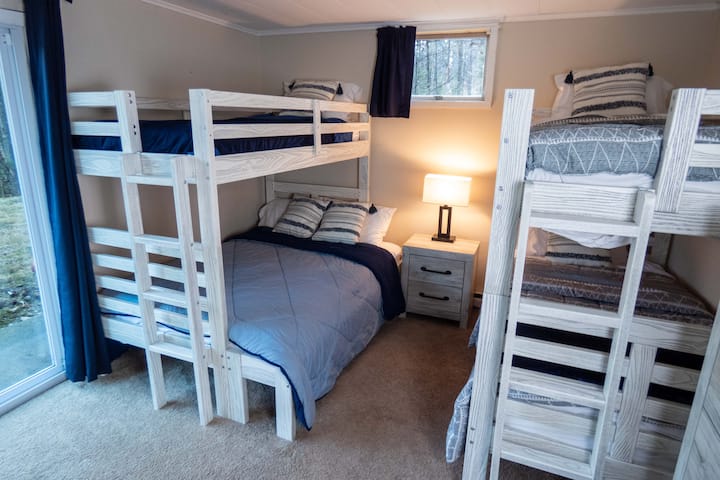 Cama completa y tres camas individuales en el dormitorio cuatro.