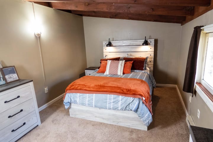 Cama tamaño queen en el dormitorio principal en el nivel superior.