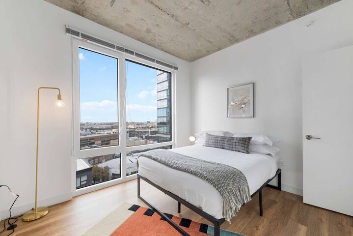 Large Group? Lincoln Park 4BR: Near Train & More gallery image 2