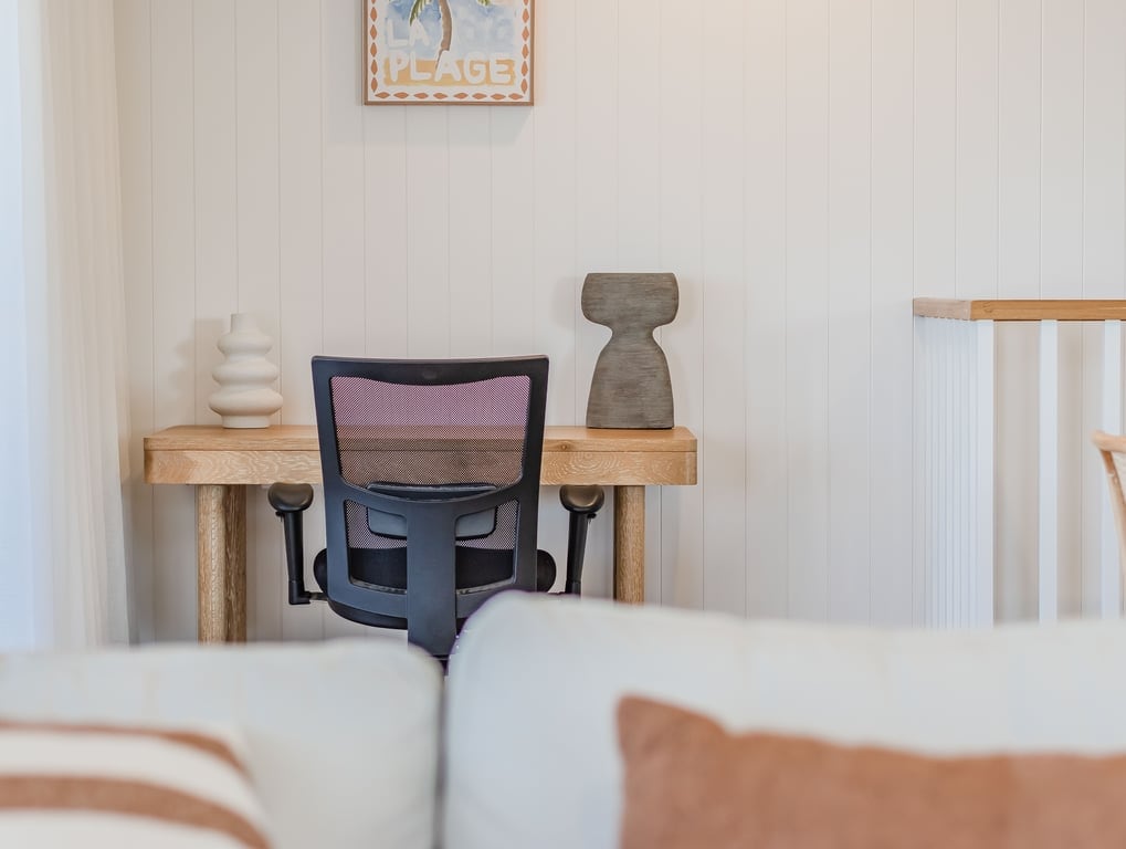 Uprataný pracovný kútik v apartmáne.