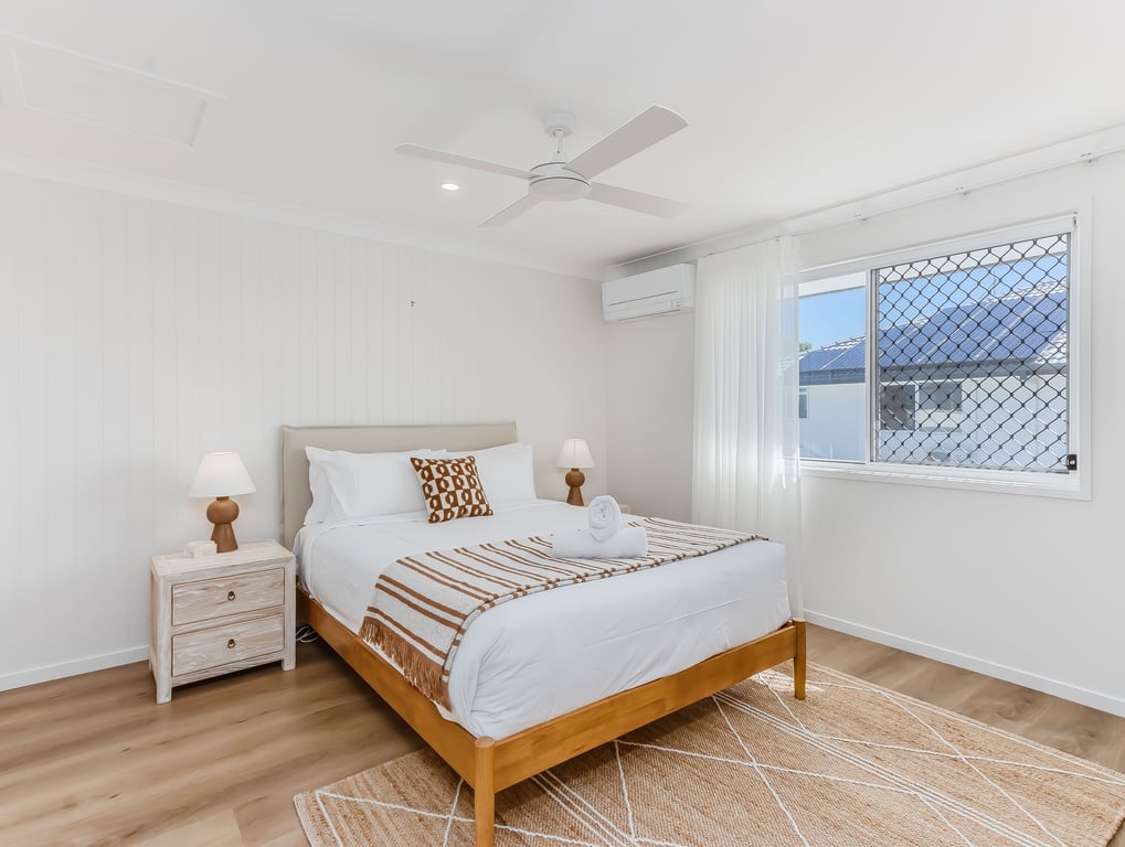 Priestranná spálňa s prirodzeným svetlom. Váš vlastný súkromný oddych.