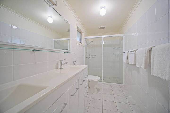 Shores Three Bedroom gallery image 3