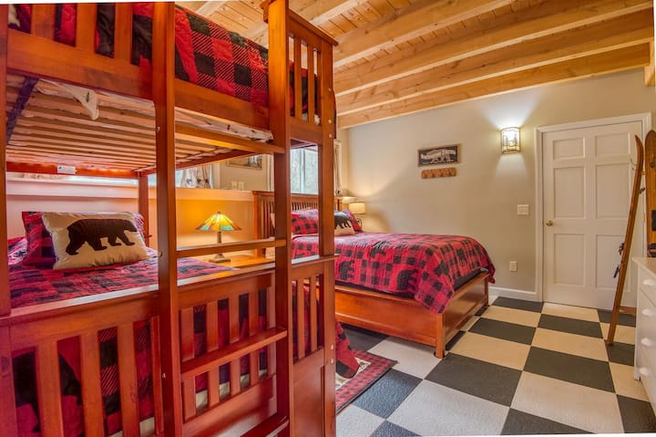Segundo quarto com uma cama queen e um beliche com cama de solteiro