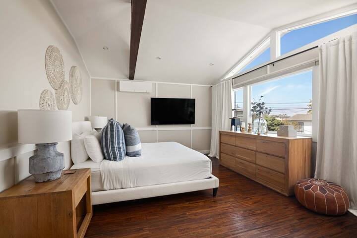 Nantucket-Style Home, Ocean Views + Rooftop Deck gallery image 4