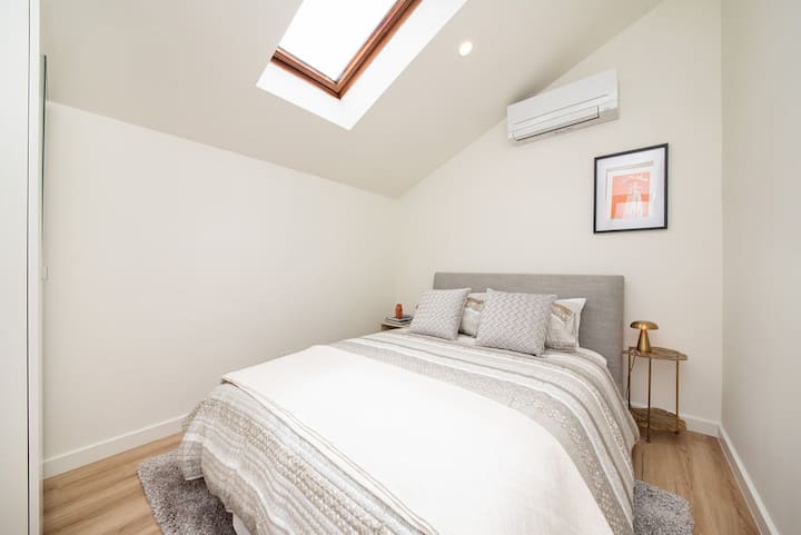 Chambre queen size avec système partagé de climatisation et chauffage au 1er étage