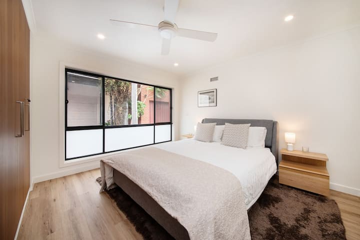 Chambre principale avec ventilateur au plafond