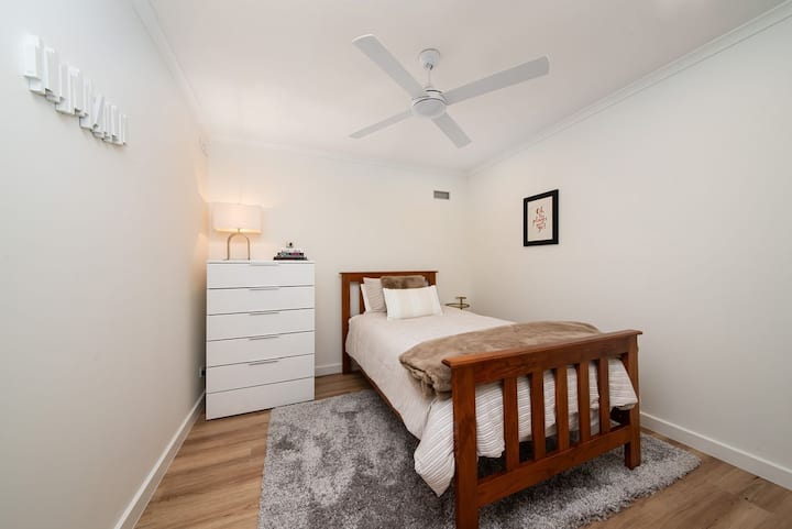 Chambre simple avec ventilateur de plafond au rez-de-chaussée à côté de Master