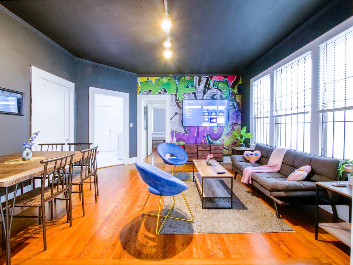  נוחות חמה פוגשת נוחות
הירגעו בסלון הזה עם ספה נפתחת מפנקת לשינה נוספת וטלוויזיה חכמה לכל צורכי הבידור שלכם.

️ מושלם לערבי סרטים או להירגעות - כדאי להזמין את השהייה שלכם עכשיו!