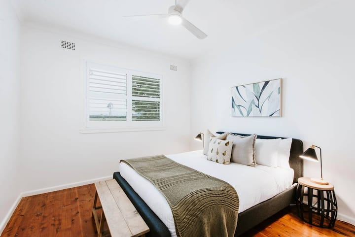 Четвърта спалня също е оборудвана с двойно легло, странични маси, лампи за четене и вентилатор на тавана.