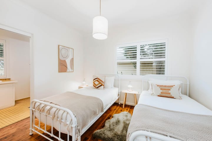 Втората спалня е чудесна за деца и възрастни, в която се настаняват две единични и предлага достъп до двупосочната баня.