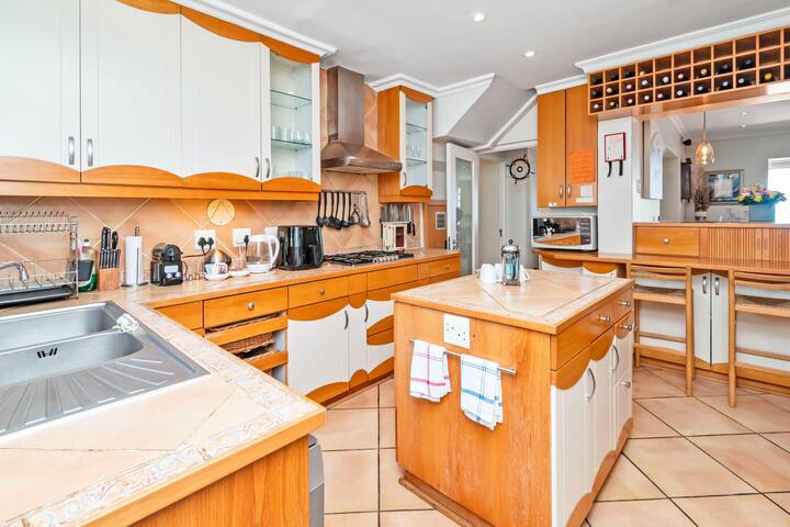 Atlantic Sunsets Camps Bay Villa with Ocean Views gallery image 4