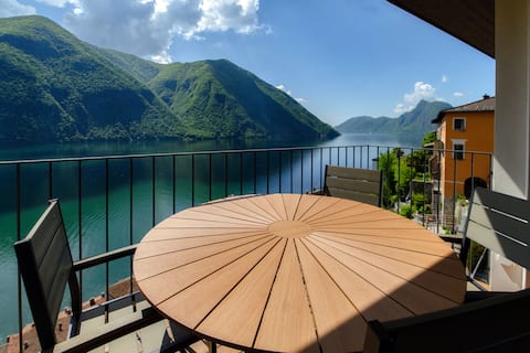Elegant Lake View Attic (Unique Gandria)