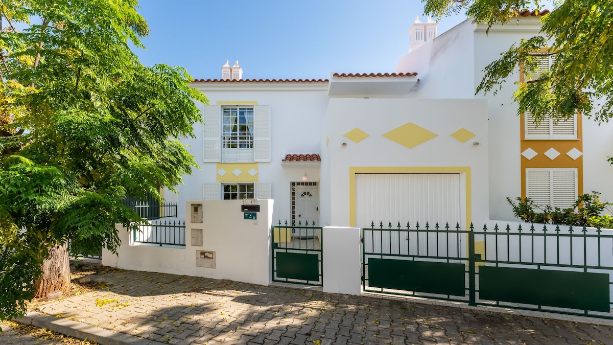 Airbnb em destaque: Cozy 3 BDR House Duplex With Patio by LovelyStay em Vila Nova De Cacela