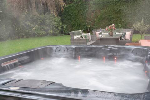 Manchester House Retreat | Sleeps 18 | Hot Tub |