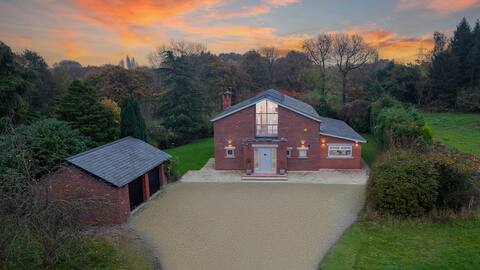 Manchester House Retreat | Sleeps 18 | Hot Tub |