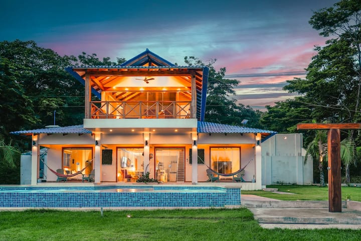 Beachfront Villa with Pool at the Heart of Venao